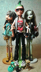 Продаю кукол Monster High базовые
